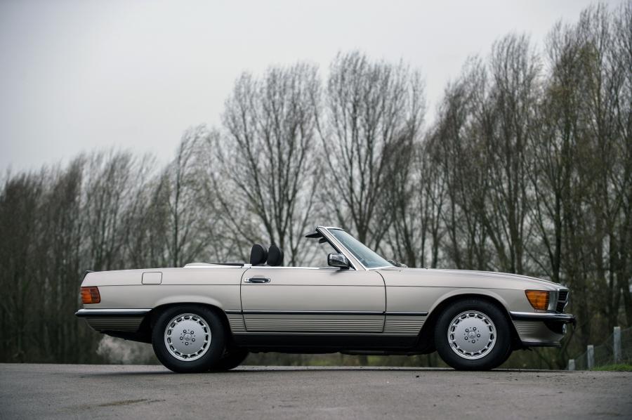  Mercedes-Benz 500 SL 1980 года  (фото 22 из 25)